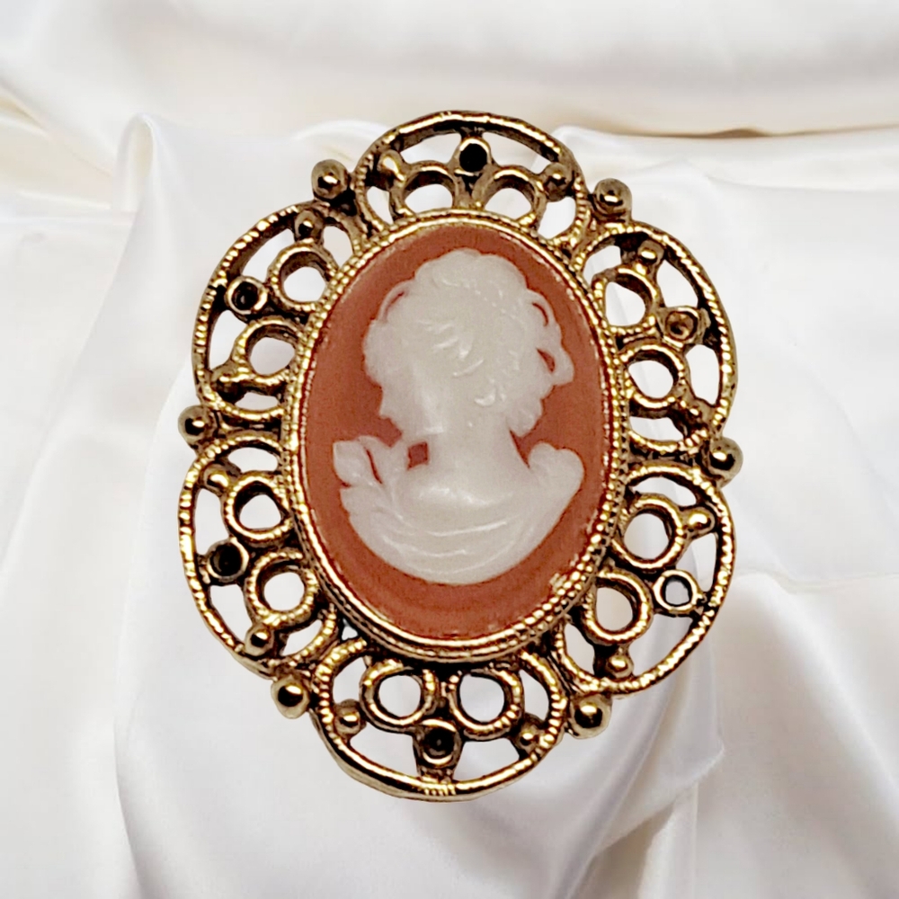 Gold Tone Cameo Pendant